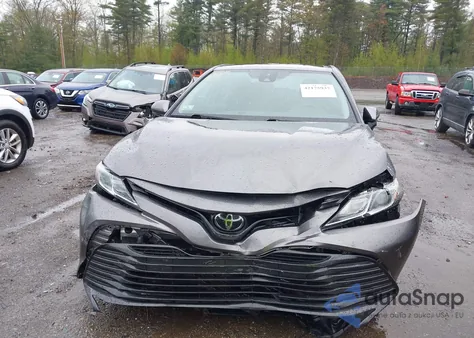 2020 Toyota Camry Le z USA, uszkodzony, nr VIN 4T1C11AK9LU996830